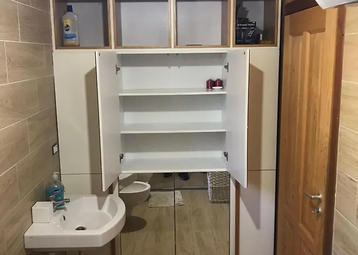 Gjiri Lalzit Hébergement de vacances *