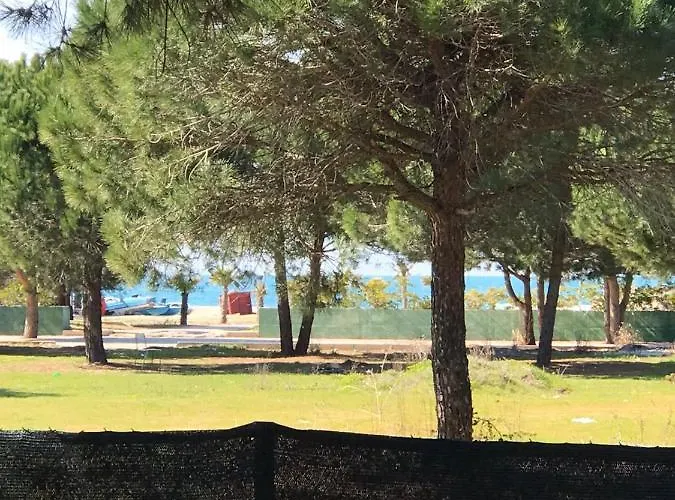 Gjiri Lalzit Hébergement de vacances *
